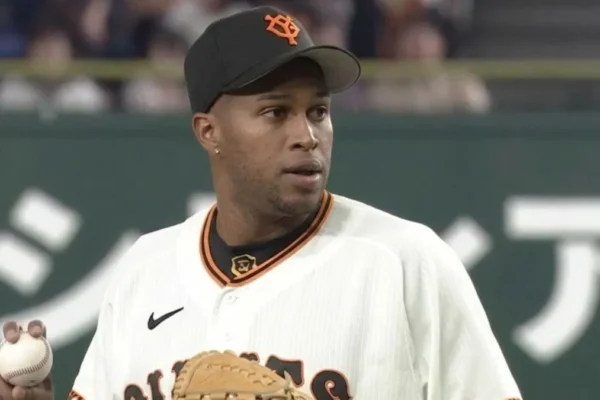 Raidel Martínez llega a 20 salvados en la Liga Japonesa de Béisbol