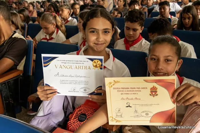Despidió ministra de Educación presente curso escolar 2025-2026