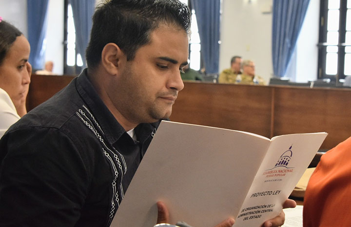 Examinan diputados proyectos ley sobre trabajo y administración central