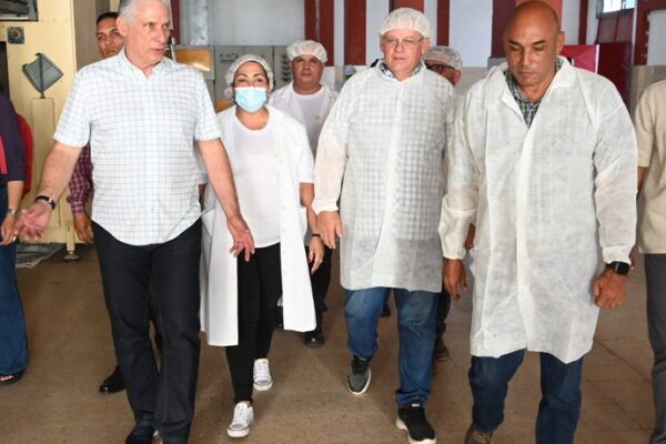 Presidente cubano defiende autonomía de las empresas e implicación de sus trabajadores en la toma de decisiones