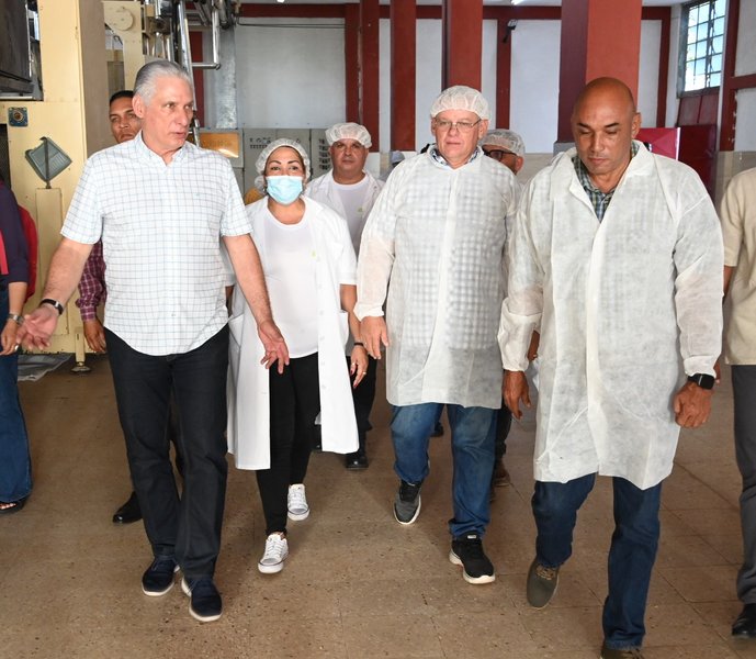 Presidente cubano defiende autonomía de las empresas e implicación de sus trabajadores en la toma de decisiones