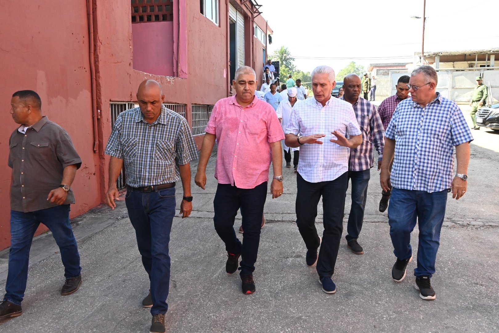 Presidente cubano defiende autonomía de las empresas e implicación de sus trabajadores en la toma de decisiones