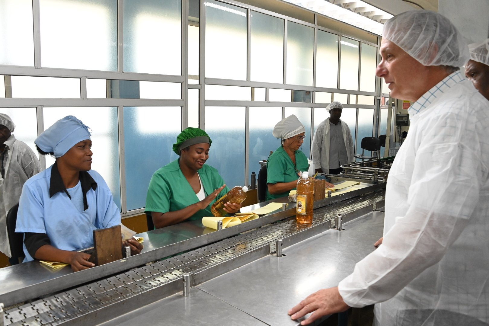 Presidente cubano defiende autonomía de las empresas e implicación de sus trabajadores en la toma de decisiones