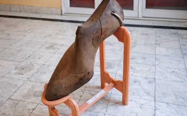 Desde el Museo Municipal una horma de zapato acerca a la historia local
