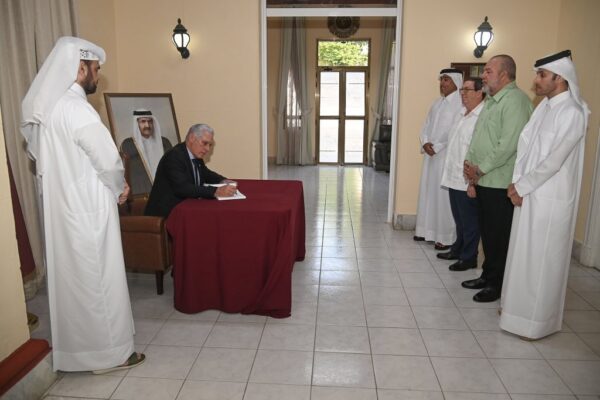 Firma Díaz-Canel libro en honor al emir padre de Catar