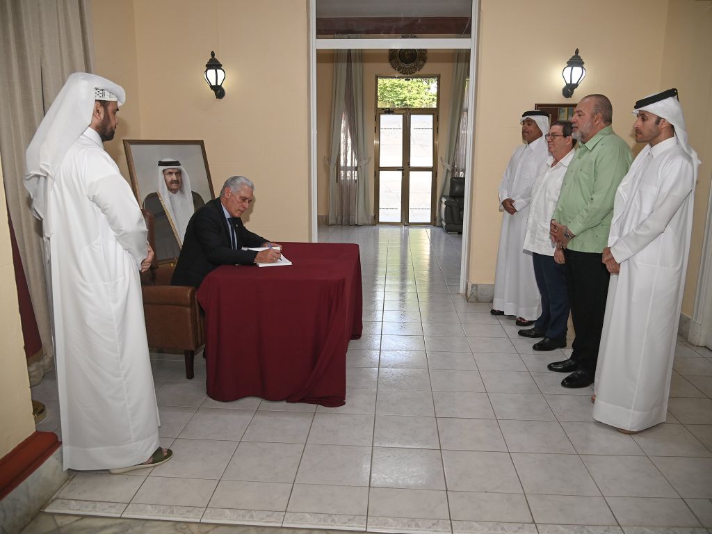 Firma Díaz-Canel libro en honor al emir padre de Catar