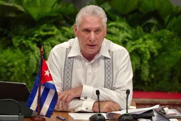Presidente de Cuba insta a enfrentar con optimismo actual situación
