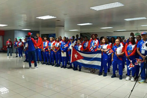 Autoridades cubanas reciben a delegación deportiva de Santo Domingo 2026
