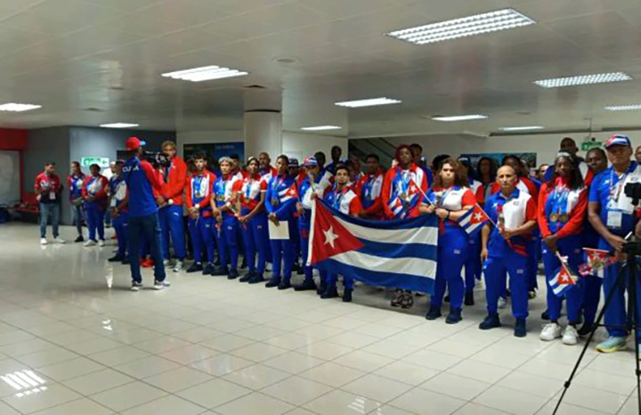 Autoridades cubanas reciben a delegación deportiva de Santo Domingo 2026