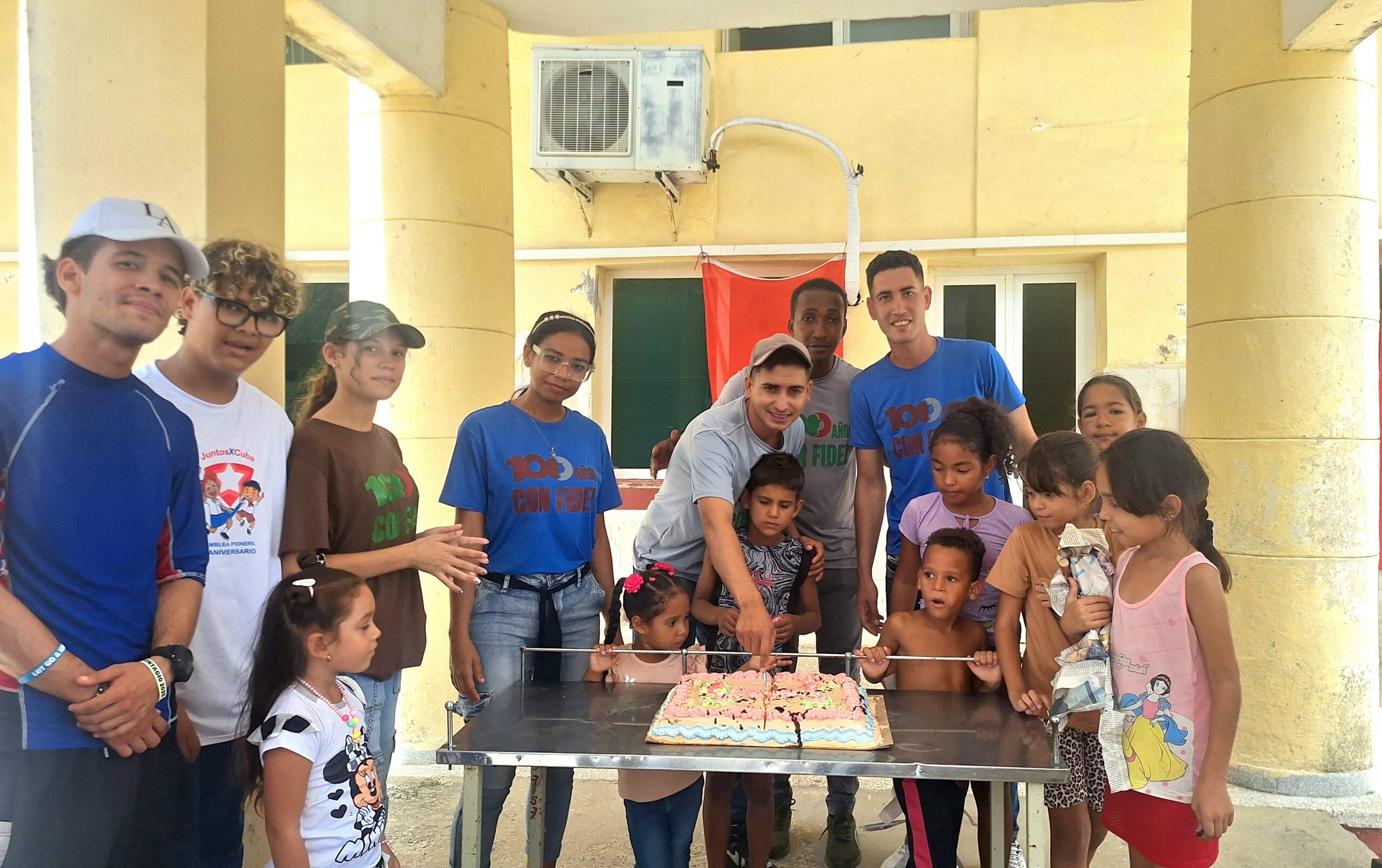 Los niños también celebran el cumpleaños de Fidel