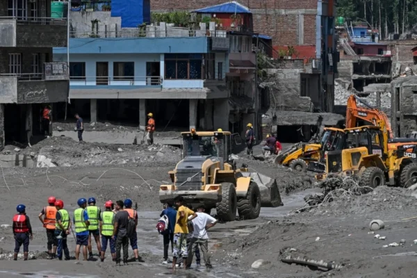 Casi 700 muertos en nepal y operativos de búsqueda contrarreloj