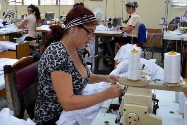 Promueven alianzas en Camagüey para agilizar producción de uniformes