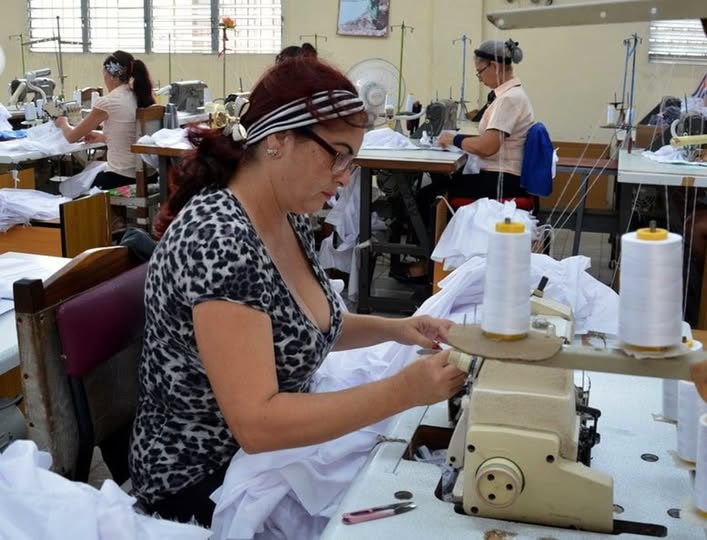 Promueven alianzas en Camagüey para agilizar producción de uniformes