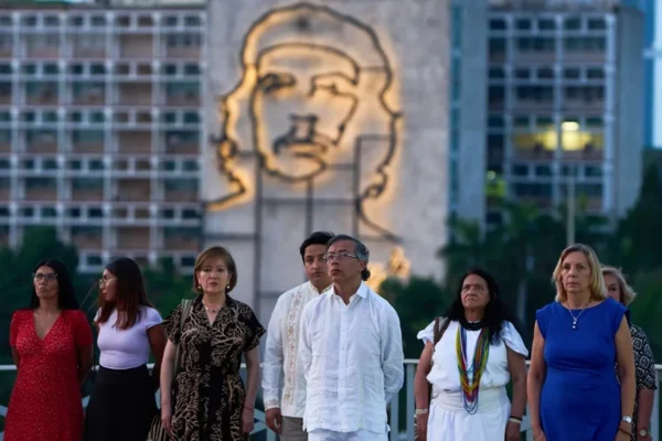 Petro expresa solidaridad con Cuba frente a bloqueo de Estados Unidos