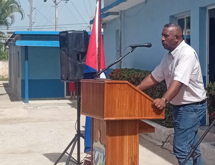 Camagüey, 10 ago.- Con el homenaje al Comandante en Jefe Fidel Castro Ruz a pocos días de su centenario, impulsor de la voluntad hidráulica en Cuba, los trabajadores del sector en la región celebraron el aniversario 64 de creado el Instituto Nacional de Recursos Hidráulicos (INRH), fecha en que se reconoce el esfuerzo diario de hombres y mujeres que no se rinden ante las dificultades.
Con la presencia de las máximas autoridades del Partido Comunista de Cuba (PCC), el Gobierno, la Central de Trabajadores de Cuba (CTC) y directivos del gremio en Camagüey, durante la jornada se hizo entrega de reconocimientos a un grupo de trabajadores que como dirigentes son capaces de establecer prioridades, organizar, cohesionar las fuerzas y exigir disciplina en su labor en momentos de grandes dificultades.
Compromiso, abnegación y consagración ante cada tarea distinguen a muchos de los obreros del sistema hidráulico en la provincia, destacados por ser ejemplo permanente en la obra diaria y participación activa en todos los frentes, reconocidos durante la celebración; asimismo se otorgó la Distinción Armando Mestre Martínez a los integrantes del sector con más de 20 y 25 años de labor ininterrumpida.
Michel Leyva Ávila, delegado provincial del INRH, significó el esfuerzo del personal para enfrentar las tareas por difíciles que sean y buscar soluciones a los problemas que hoy afectan el servicio de agua a la población, ello constituye un compromiso permanente para la familia hidráulica que, en el año del centenario del Comandante en Jefe, mantiene la premisa de trabajar por alternativas más eficaces y sostenibles.
Walter Simón Noris, primer secretario del Partido en Camagüey, ratificó la voluntad sectorial para tratar de resolver las principales dificultades, aún con limitaciones de recursos, pero con el compromiso individual y colectivo, además del acompañamiento en cada uno de los escenarios de la dirección de esa institución agramontina que se fortalece y crece en medio de tantos desafíos.
En la celebración por el aniversario 64 de creado el Instituto Nacional de Recursos Hidráulicos la Empresa Provincial de Acueducto y Alcantarillado obtuvo la condición de Destacada y la Empresa Eléctrica territorial recibió un Reconocimiento por el acompañamiento permanente para garantizar de conjunto el abasto de agua a la población frente a las adversidades diarias. (Texto y fotos: Gleibis Gómez Durvas/Radio Cadena Agramonte)
