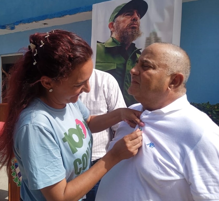 Camagüey, 10 ago.- Con el homenaje al Comandante en Jefe Fidel Castro Ruz a pocos días de su centenario, impulsor de la voluntad hidráulica en Cuba, los trabajadores del sector en la región celebraron el aniversario 64 de creado el Instituto Nacional de Recursos Hidráulicos (INRH), fecha en que se reconoce el esfuerzo diario de hombres y mujeres que no se rinden ante las dificultades.
Con la presencia de las máximas autoridades del Partido Comunista de Cuba (PCC), el Gobierno, la Central de Trabajadores de Cuba (CTC) y directivos del gremio en Camagüey, durante la jornada se hizo entrega de reconocimientos a un grupo de trabajadores que como dirigentes son capaces de establecer prioridades, organizar, cohesionar las fuerzas y exigir disciplina en su labor en momentos de grandes dificultades.
Compromiso, abnegación y consagración ante cada tarea distinguen a muchos de los obreros del sistema hidráulico en la provincia, destacados por ser ejemplo permanente en la obra diaria y participación activa en todos los frentes, reconocidos durante la celebración; asimismo se otorgó la Distinción Armando Mestre Martínez a los integrantes del sector con más de 20 y 25 años de labor ininterrumpida.
Michel Leyva Ávila, delegado provincial del INRH, significó el esfuerzo del personal para enfrentar las tareas por difíciles que sean y buscar soluciones a los problemas que hoy afectan el servicio de agua a la población, ello constituye un compromiso permanente para la familia hidráulica que, en el año del centenario del Comandante en Jefe, mantiene la premisa de trabajar por alternativas más eficaces y sostenibles.
Walter Simón Noris, primer secretario del Partido en Camagüey, ratificó la voluntad sectorial para tratar de resolver las principales dificultades, aún con limitaciones de recursos, pero con el compromiso individual y colectivo, además del acompañamiento en cada uno de los escenarios de la dirección de esa institución agramontina que se fortalece y crece en medio de tantos desafíos.
En la celebración por el aniversario 64 de creado el Instituto Nacional de Recursos Hidráulicos la Empresa Provincial de Acueducto y Alcantarillado obtuvo la condición de Destacada y la Empresa Eléctrica territorial recibió un Reconocimiento por el acompañamiento permanente para garantizar de conjunto el abasto de agua a la población frente a las adversidades diarias. (Texto y fotos: Gleibis Gómez Durvas/Radio Cadena Agramonte)
