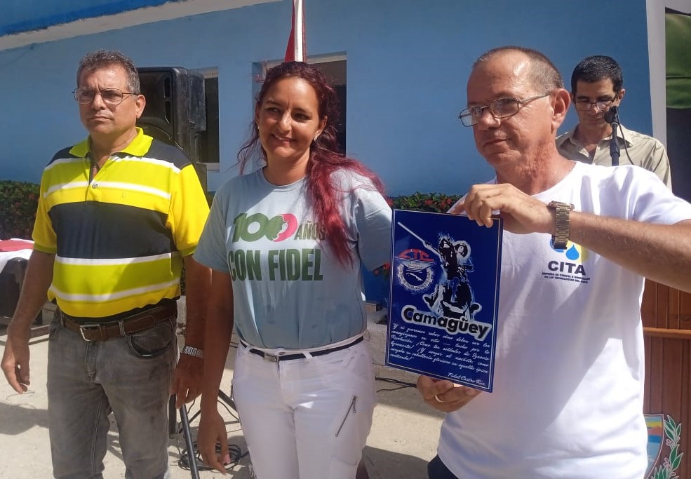 Camagüey, 10 ago.- Con el homenaje al Comandante en Jefe Fidel Castro Ruz a pocos días de su centenario, impulsor de la voluntad hidráulica en Cuba, los trabajadores del sector en la región celebraron el aniversario 64 de creado el Instituto Nacional de Recursos Hidráulicos (INRH), fecha en que se reconoce el esfuerzo diario de hombres y mujeres que no se rinden ante las dificultades.
Con la presencia de las máximas autoridades del Partido Comunista de Cuba (PCC), el Gobierno, la Central de Trabajadores de Cuba (CTC) y directivos del gremio en Camagüey, durante la jornada se hizo entrega de reconocimientos a un grupo de trabajadores que como dirigentes son capaces de establecer prioridades, organizar, cohesionar las fuerzas y exigir disciplina en su labor en momentos de grandes dificultades.
Compromiso, abnegación y consagración ante cada tarea distinguen a muchos de los obreros del sistema hidráulico en la provincia, destacados por ser ejemplo permanente en la obra diaria y participación activa en todos los frentes, reconocidos durante la celebración; asimismo se otorgó la Distinción Armando Mestre Martínez a los integrantes del sector con más de 20 y 25 años de labor ininterrumpida.
Michel Leyva Ávila, delegado provincial del INRH, significó el esfuerzo del personal para enfrentar las tareas por difíciles que sean y buscar soluciones a los problemas que hoy afectan el servicio de agua a la población, ello constituye un compromiso permanente para la familia hidráulica que, en el año del centenario del Comandante en Jefe, mantiene la premisa de trabajar por alternativas más eficaces y sostenibles.
Walter Simón Noris, primer secretario del Partido en Camagüey, ratificó la voluntad sectorial para tratar de resolver las principales dificultades, aún con limitaciones de recursos, pero con el compromiso individual y colectivo, además del acompañamiento en cada uno de los escenarios de la dirección de esa institución agramontina que se fortalece y crece en medio de tantos desafíos.
En la celebración por el aniversario 64 de creado el Instituto Nacional de Recursos Hidráulicos la Empresa Provincial de Acueducto y Alcantarillado obtuvo la condición de Destacada y la Empresa Eléctrica territorial recibió un Reconocimiento por el acompañamiento permanente para garantizar de conjunto el abasto de agua a la población frente a las adversidades diarias. (Texto y fotos: Gleibis Gómez Durvas/Radio Cadena Agramonte)
