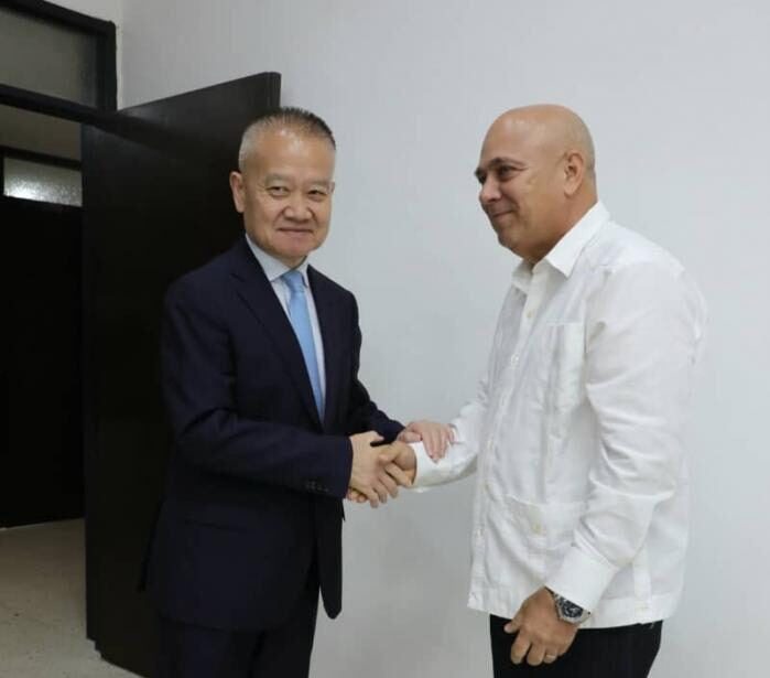 Recibió Morales Ojeda a delegación china que participará en el I Coloquio Internacional Fidel: legado y futuro