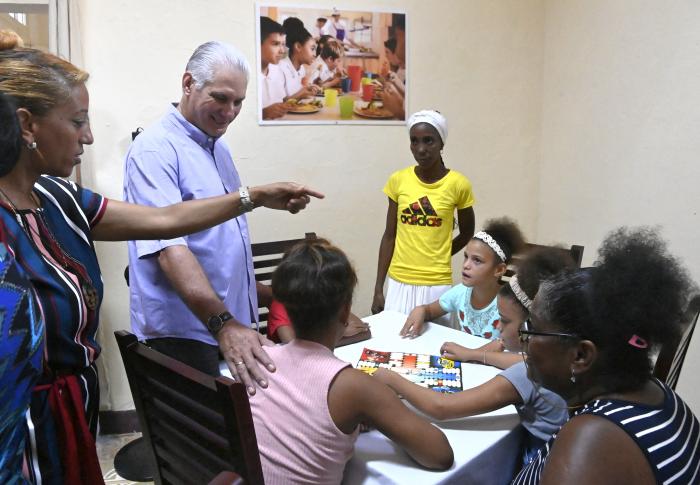 Presidente cubano constata preparativos para nuevo curso escolar