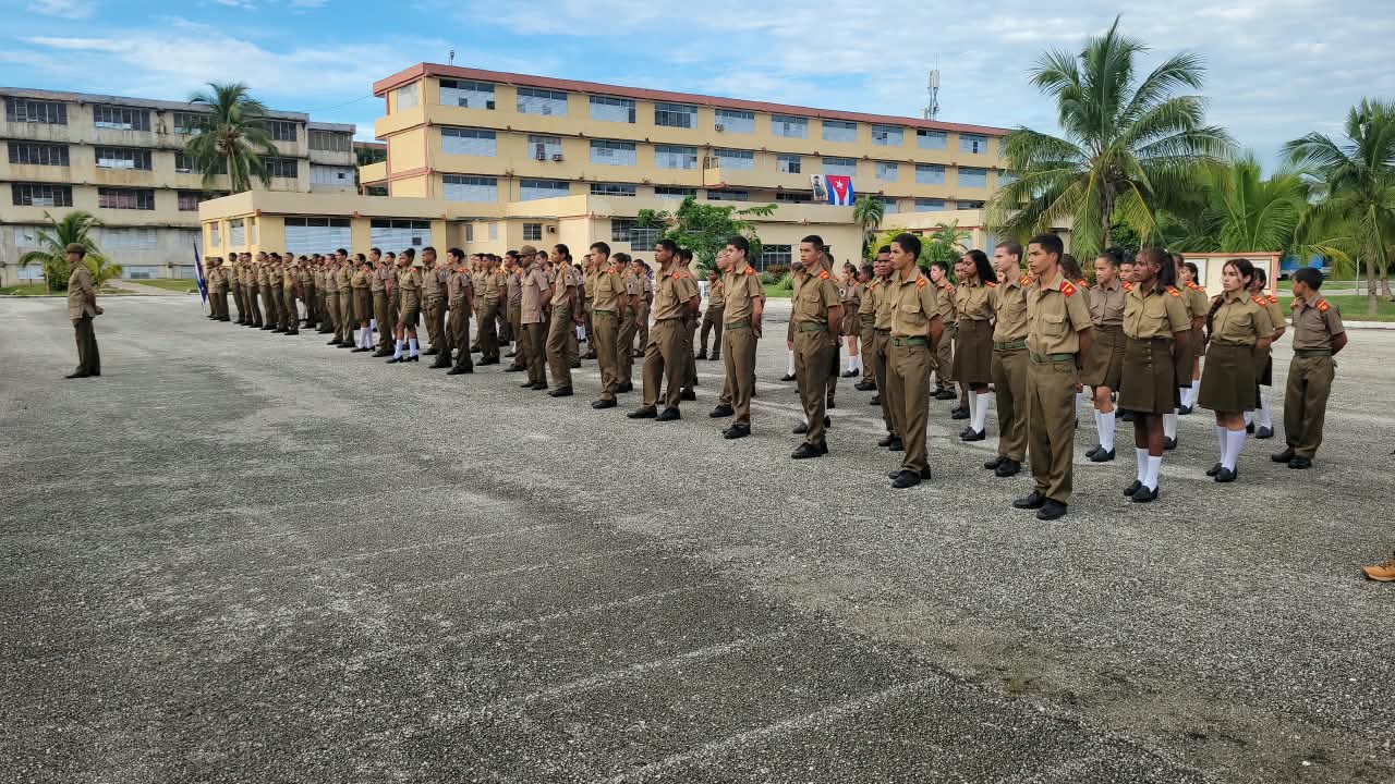 Celebran en Camagüey 60 años de las escuelas militares Camilo Cienfuegos