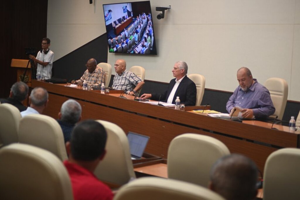 Presidente de Cuba insta a transformar actividad empresarial estatal