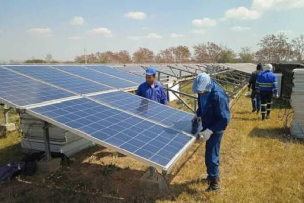 Ejecutan montaje de paneles en parque fotovoltaico Lesca en Camagüey