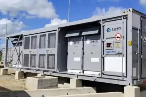 Supervisan en Cuba montaje de parque de almacenamiento energético