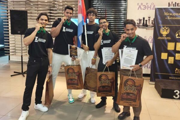 Cubanos se alzan con el tercer lugar en torneo de ajedrez en Rusia