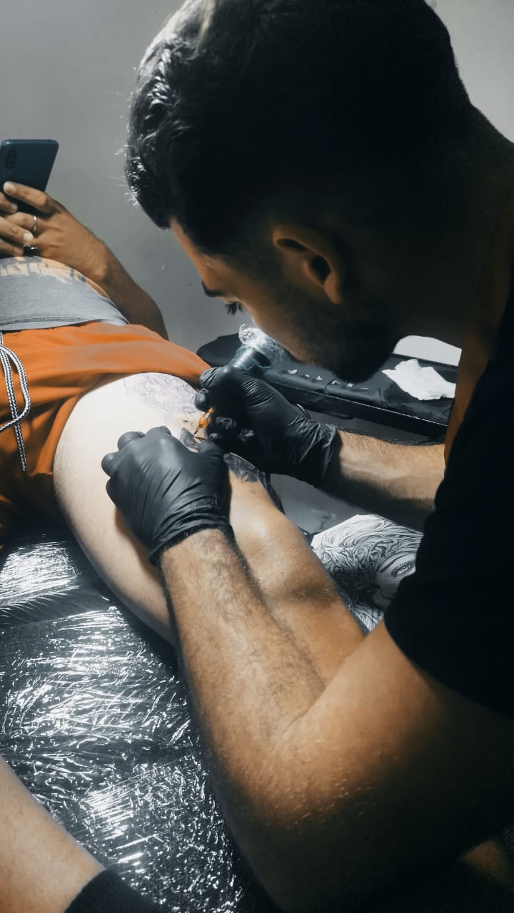 Ingeniero químico por formación, tatuador por pasión