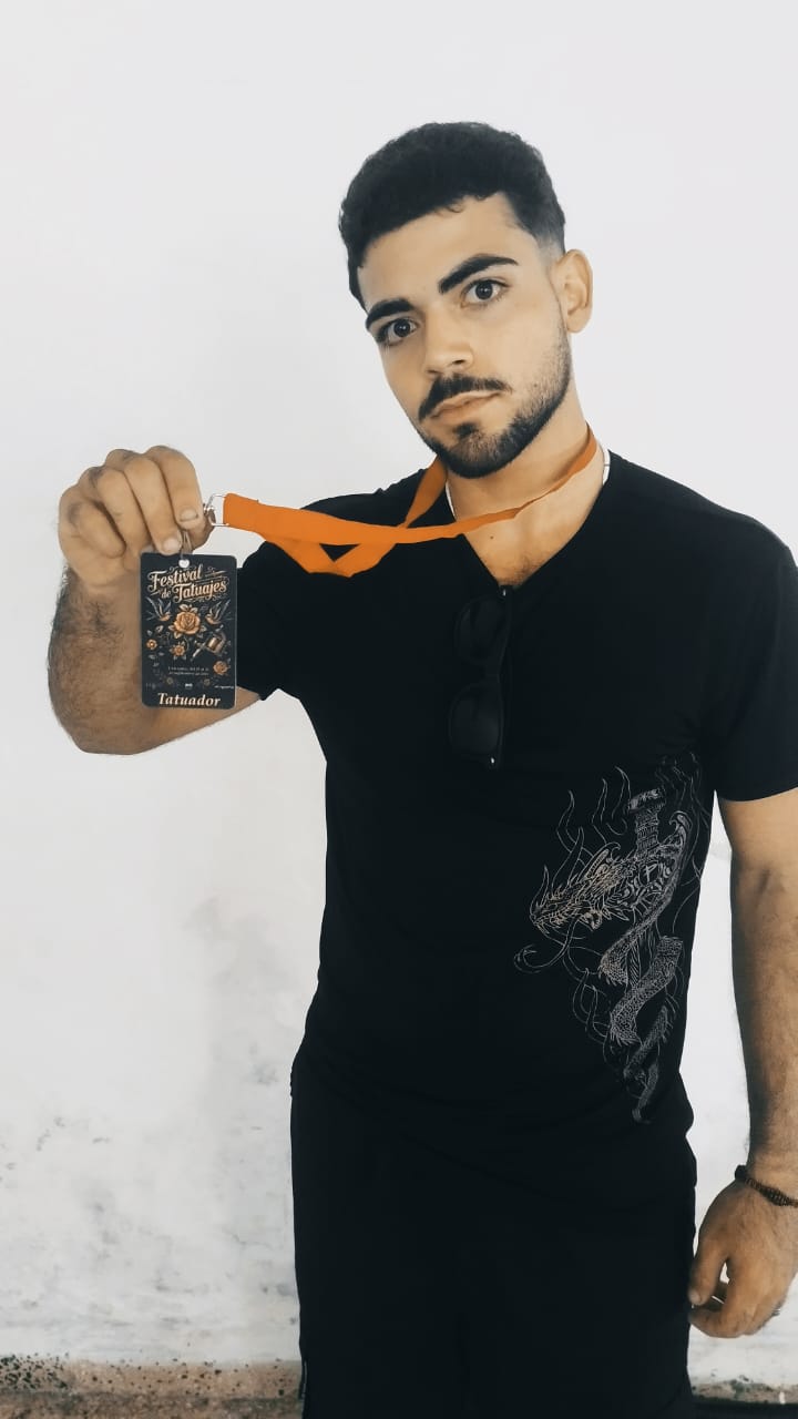Ingeniero químico por formación, tatuador por pasión